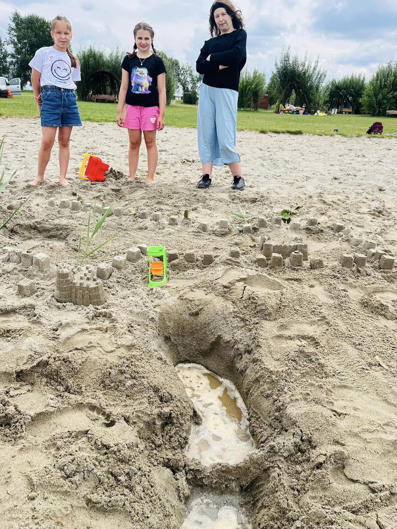 Wakacyjne Warsztaty Językowe na Plaży  ⛱️☀️🌊🩱🐚🩳🏖️🏄🏽‍♂️🧜‍♀️🛳️🦑⛵️🐙⚓️🪼